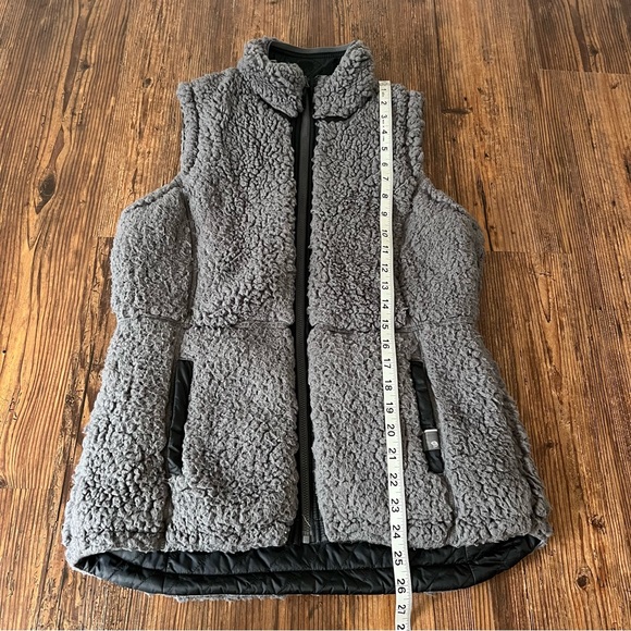 Mountain Hardwear Reversible Vest Quilted Black/Grey Sherpa Size XS - Picture 15 of 16